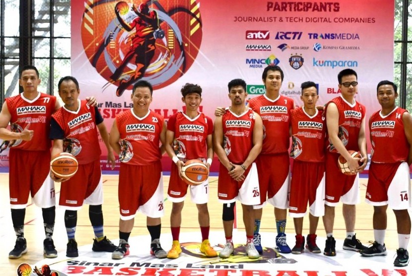 Tim basket Mahaka Group yang diperkuat empat karyawan Republika akan tampil di semifinal Sinar Mas Land Basketball Tournament (SMLBT) 2019.