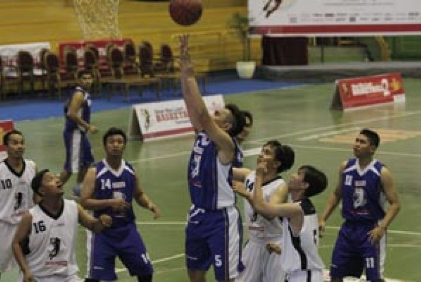 Tim basket Mahaka Media (biru) saat menghadapi tim Terbit Sports.