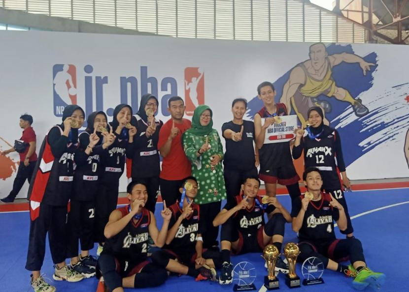 Tim basket putra dan putri MAN 10 Jakarta menjuarai Jr. NBA Indonesia 3V3 Mora Jakarta.