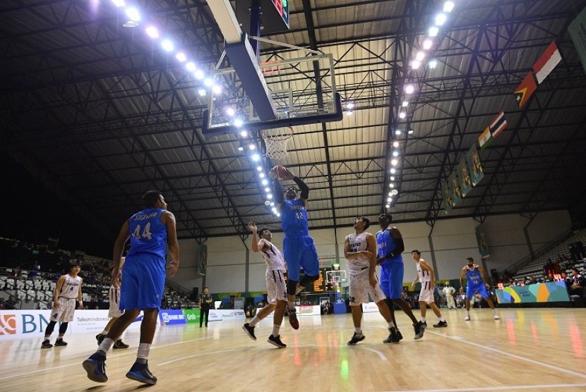 Tim basket putra India saat berhadapan dengan tim Thailand pada Turnamen Invitasi Asian Games 2018 di Hall Basket Senayan, Jakarta, Kamis (8/2).