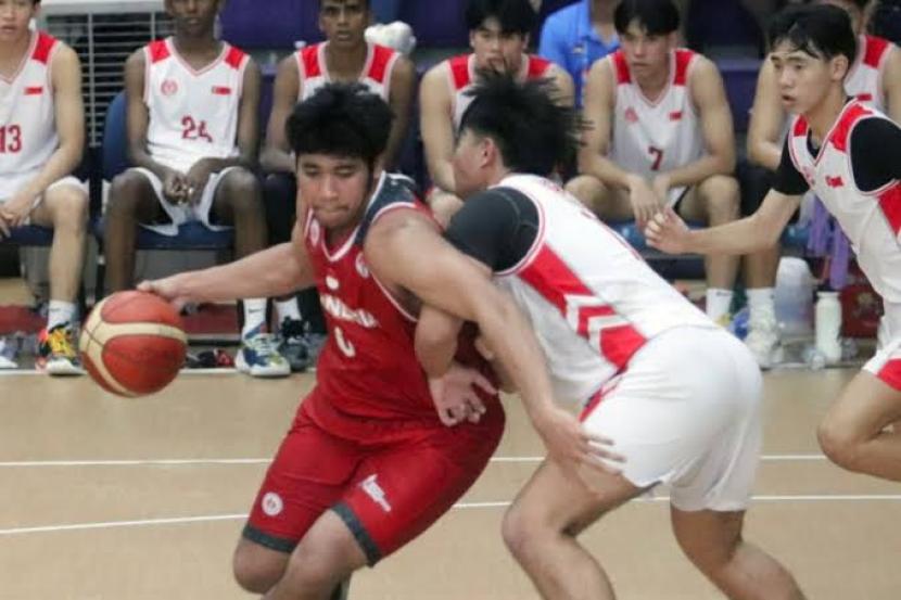 Tim Basket Putra Indonesia menorehkan sejarah di pentas ASEAN School Games (ASG) 2024. Tim merah putih mh medali emas setelah dalam laga final yang digelar Jumat (7/6/2014) menang 56-54 atas Filipina.