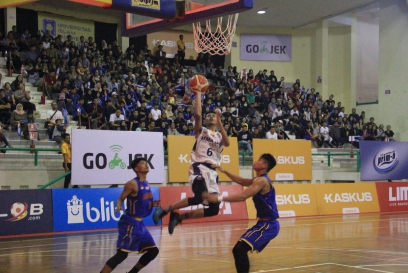 Pertandingan bola basket putra Liga Mahasiswa (LIMA).