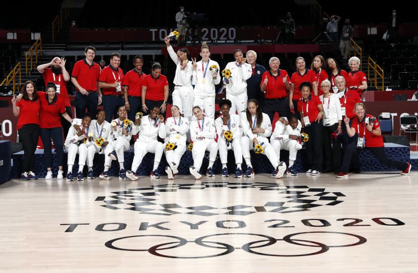 Tim basket putri Ameria Serikat merayakan keberhasilan meraih medali emas setelah menaklukkan Jepang, Ahad (8/8).