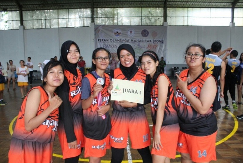Tim basket putri AMIK BSI Purwokerto menjuarai POM Rayon 3 Jawa Tengah. 