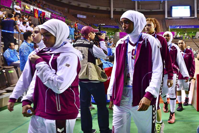 Tim basket putri Qatar meninggalkan lapangan setelah beberapa pemainnya tidak diperbolehkan mengenakan hijab saat menghadapi Mongolia di Hwaseong Sports Complex selama perhelatan Asian Games 2014 Incheon. 