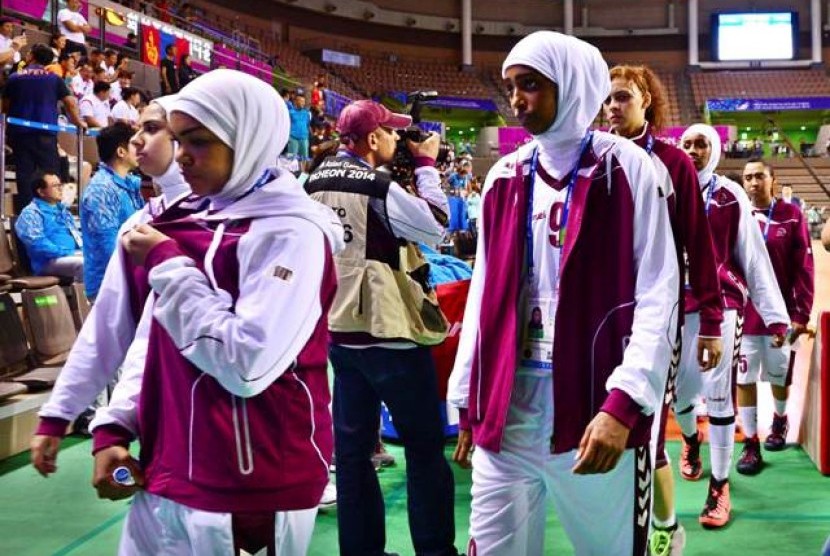 Tim basket putri Qatar mundur dari pertandingan pertama di Asian Games melawan Mongolia, Rabu (24/9) karena sejumlah pemainnya diminta melepaskan jilbab.