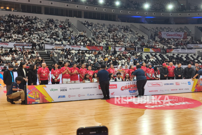 Tim basket putri SMAN 70 menjuarai DBL Seri Jakarta setelah mengalahkan tim basket SMA Jubilee pada partai final di Indonesia Arena, Jumat (6/12/2024). 