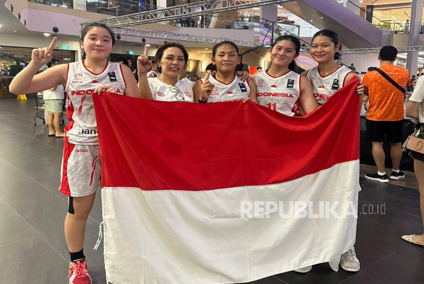 Tim basket putri U-17 Indonesia bersama asisten pelatih Liana Rosmari, yang tampil sebagai juara SEABA 3x3 U-17 2025.