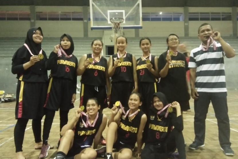 Tim basket putri UBSI Perwokerto pasca menerima mendali kemenangan di POM Rayon III Jawa Tengah.