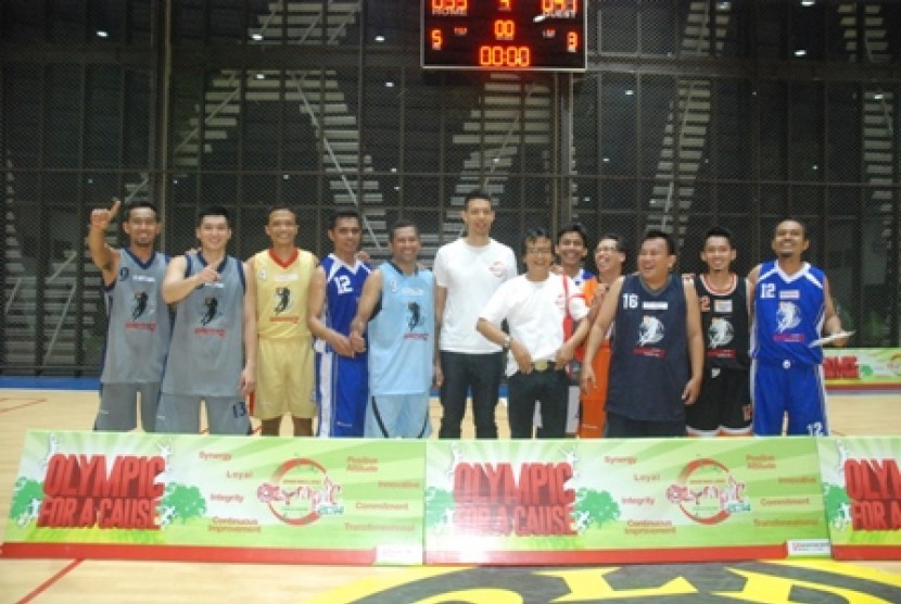 Tim basket Siwo Jaya berfoto dengan Head of Marketing Communication Sinar Mas Land Bramamesta Bragjanata, Kamis (20/11).