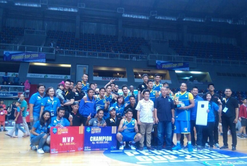 Tim Basket SM Pertamina meraih trofi juara turnamen basket Perbasi Cup 2016 setelah mengalahkan CLS Knights 67-51 di Britama Arena, Mahaka Square, Kelapa Gading, Jakarta, Ahad (30/10).