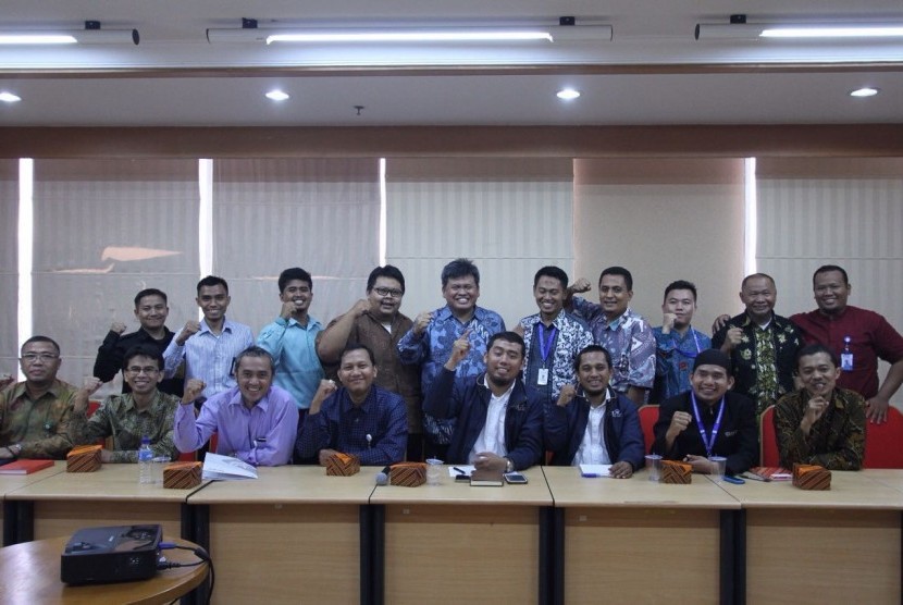 Tim Badan Amil Zakat Nasional (Baznas) berfoto bersama dengan perwakilan dari sembilan Lembaga Amil Zakat (LAZ) di Jakarta, Rabu (29/3).