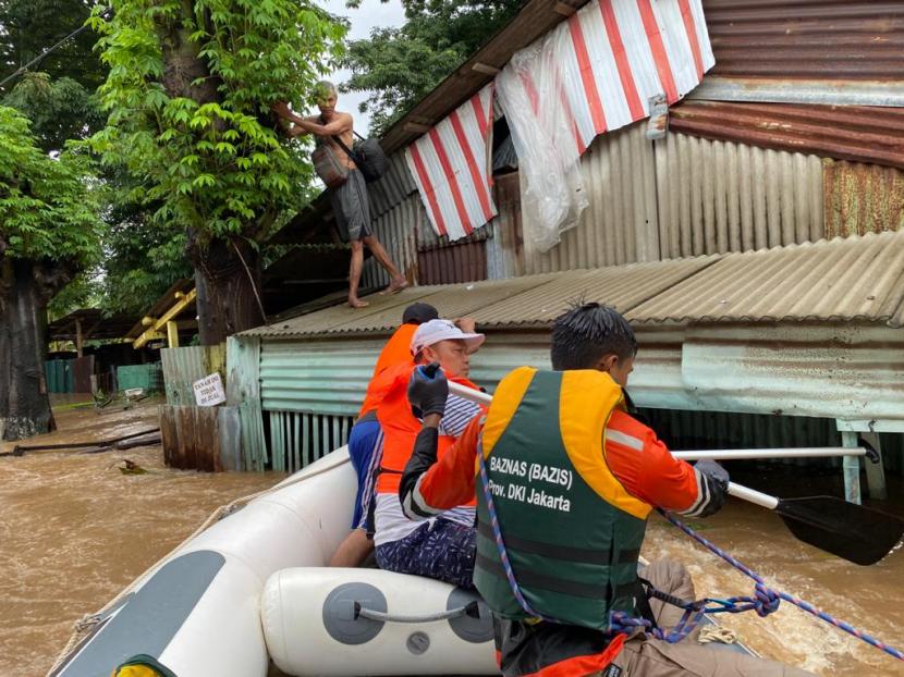 Tim Baznas Bazis Tanggap Bencana DKI Jakarta turut melakukan evakuasi di sejumlah titik banjir yang melanda ibu kota, pada Ahad (21/2).