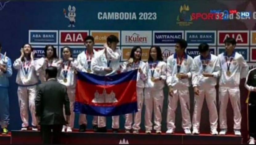 Tim beregu campuran Kamboja meraih medali emas cabang bulutangkis di SEA Games 2023.