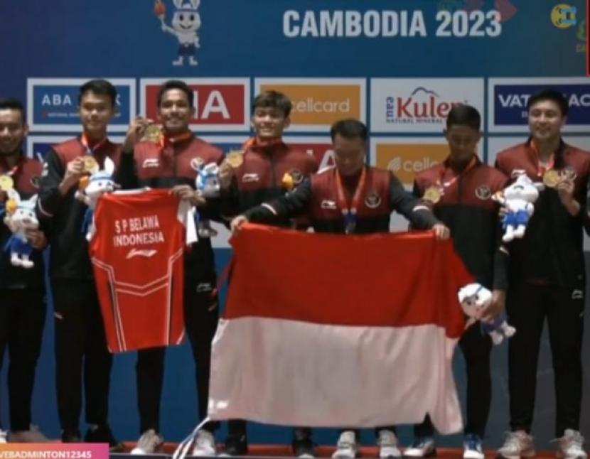Tim beregu putra Indonesia membawa serta jersey Almarhum Syabda Perkasa Belawa ke podium. Indonesia meraih medali emas SEA Games 2023 setelah mengalahkan Malaysia dengan 3-1, Kamis (11/5/2023)
