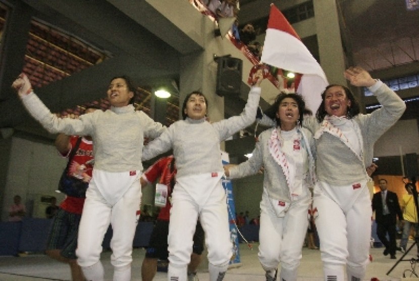 Tim Beregu Putri Anggar Indonesia (dari kiri-kanan), Maria Wauran, Diah Permatasari, Amelia Noerliyami, dan Reni Anggraeni.
