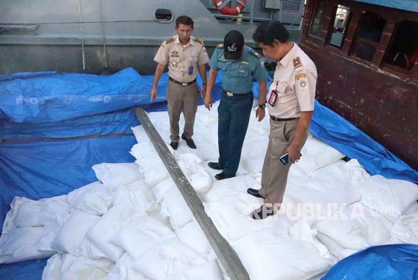 Tim Bidang Pengawasan dan Penindakan Karantina Belawan bersama dengan TNI AL berhasil mengagalkan upaya penyelundupan 20,5 ton beras ketan asal Thailand di Pelabuhan Belawan, Sumatera Utara.