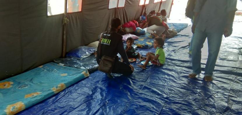 Tim BMH dan Pemuda Hidayatullah membantu pengungsi korban erupsi Gunug Lewotolok, Lembata, NTT.
