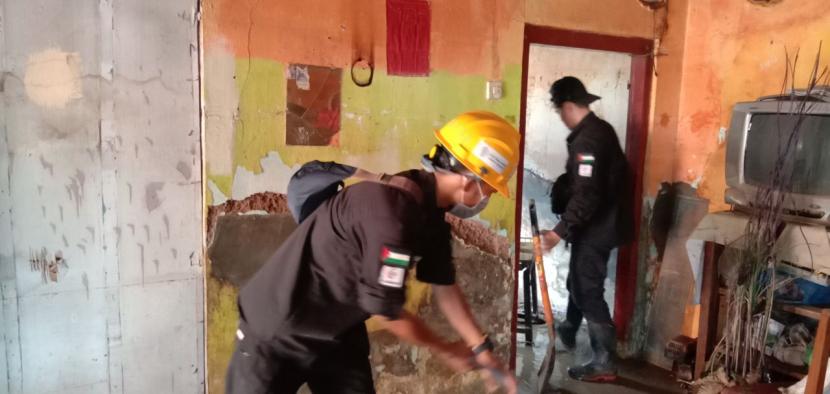 Tim BMH dan SAR Hidayatullah membantu membersihkan rumah warga korban banjir Garut.