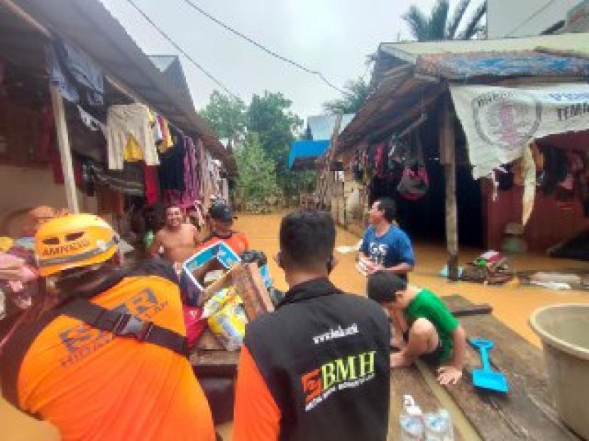 Tim BMH dan SAR Hidayatullah menyalurkan bantuan logistik kepada korban banjir di Kota Berabai,  Kecamatan Berabai, Kabupaten Hulu Sungai Tengah, Kalimantan Selatan (Kalsel), Ahad (17/1).