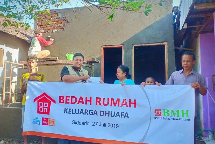 Tim BMH melakukan pengerjaan renovasi rumah Ibu Srigati.