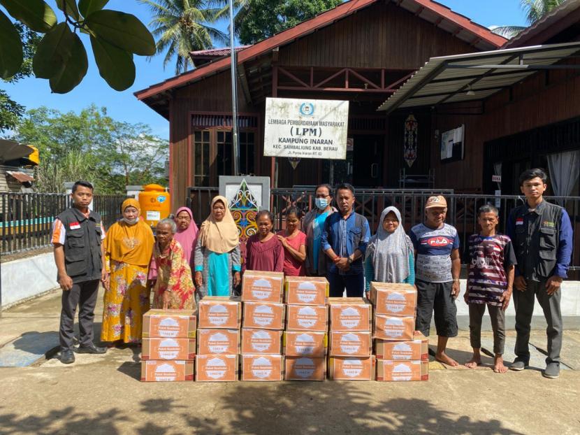 Tim BMH mengantarkan paket sembako untuk lansia, dhuafa, dan mualaf di Kampung Inaran,  Kecamatan Sambaliung, Berau, Katim,  Ahad (26/6).