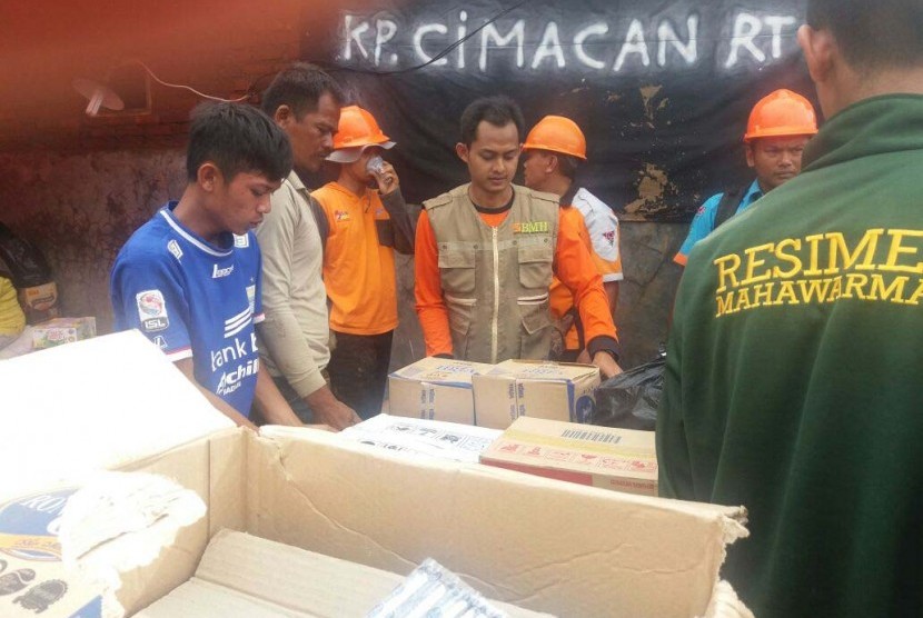 Tim BMH menyalurkan bantuan kepada korban banjir bandang Garut.