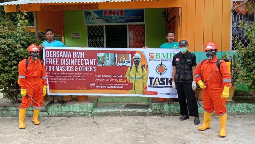 Tim BMH Perwakilan Sulawesi Tenggara dan SAR Hidayatullah melakukan penyemprotan disinfektan di sejumlah tempat di Kendari, Sulawesi Tenggara.