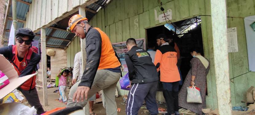 Tim BMH-SAR Hidayatullah menyalurkan bantuan logistik kepada warga korban banjir di Desa Datar Ajab, Kabupaten Hulu Tengah Kalsel.