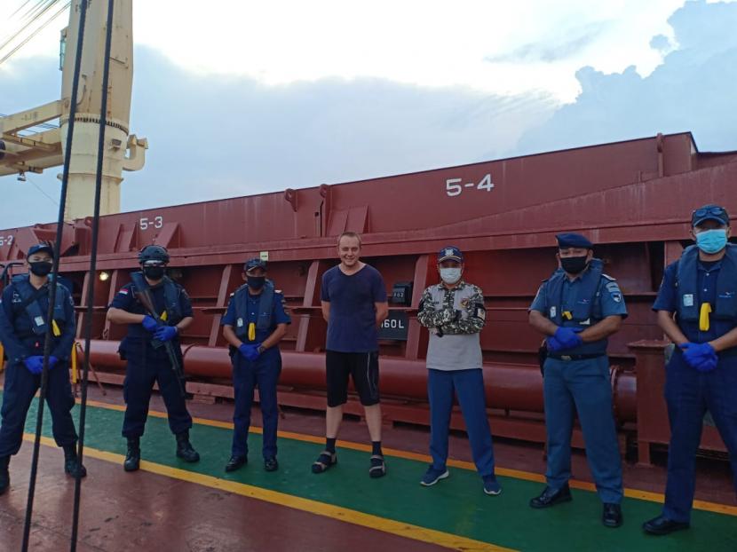 Tim Boarding gabungan dari Pangkalan PLP Tanjung Uban dan KSOP Khusus Batam melakukan Boarding ke ruangan-ruangan kapal.