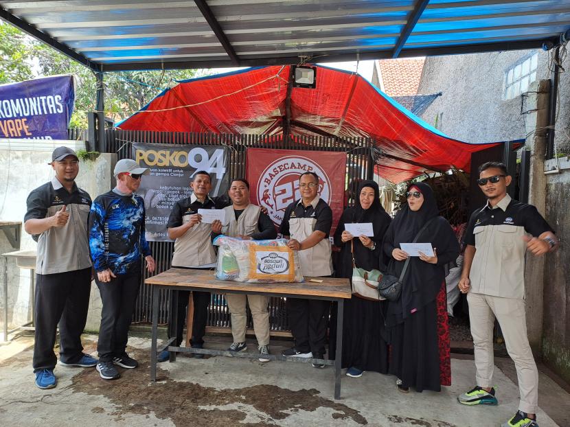 Tim Bosowa Peduli dan Majelis Taklim Al-Ikhlas Bosowa Bina Insani  menyerahkan  bantuan secara simbolis untuk korban gempa Cianjur di Posko 94 di Desa Rancagoong Cianjur, Jumat (2/12/2022).