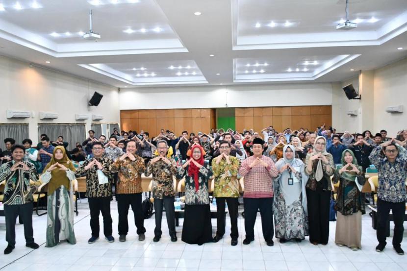 Tim BP Tapera bersama Unair mengadakan sosialisasi pembiayaan perumahan dengan prinsip syariah di Kompleks Unair Surabaya Jawa Timur.