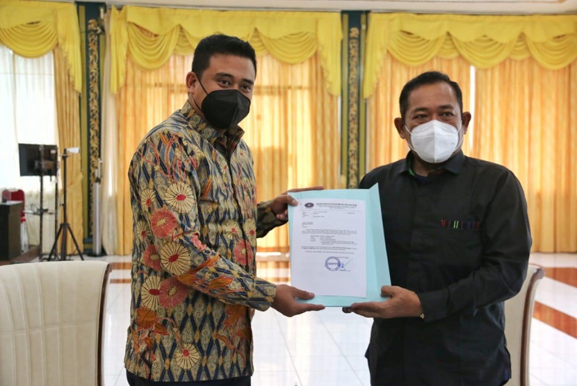 Tim BPH Migas yang dipimpin Direktur BBM Patuan Alfon Simanjuntak melakukan kunjungan kerja sekaligus menyerahkan SK Kuota JBT dan JBKP secara langsung kepada Walikota Medan yang baru dilantik beberapa hari yang lalu Bobby Nasution.