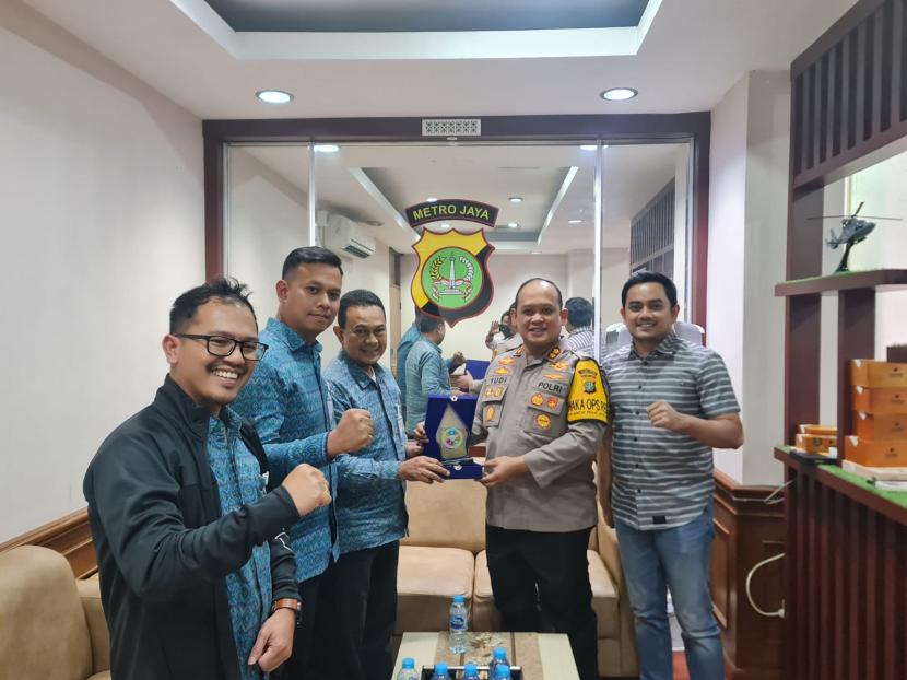 Tim BPJS Ketenagakerjaan dan aparat kepolisian.