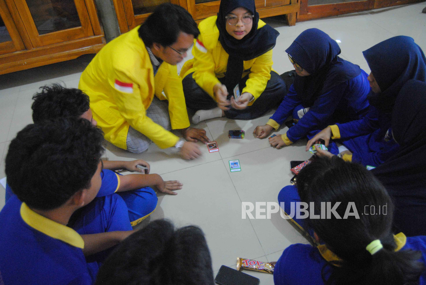 Tim BrightSafe UI mengedukasi siswa SMPN 63 Jakarta tentang kebakaran.