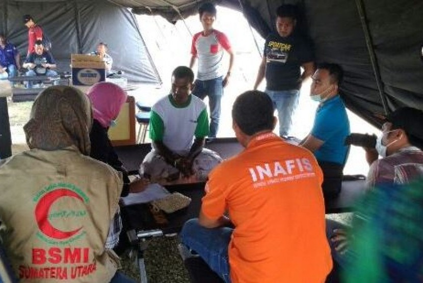 Tim BSMI memberikan bantuan kepada pengungsi Rohingya di Aceh.