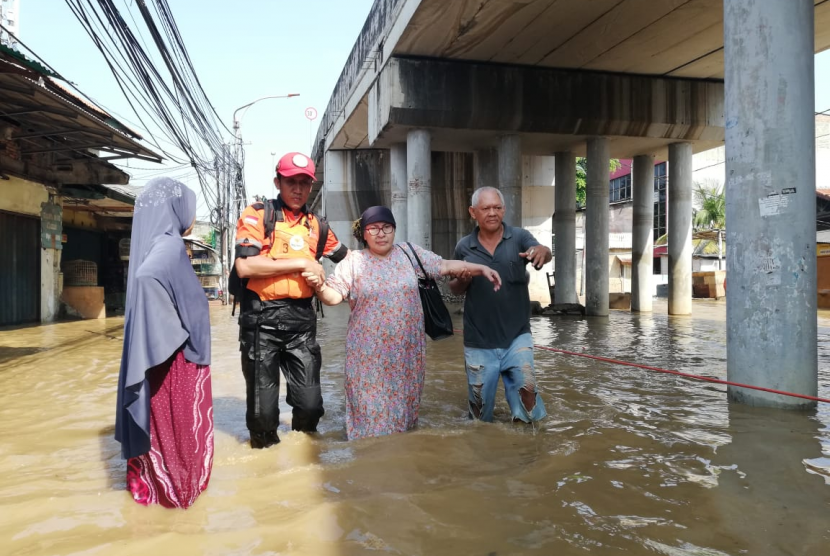 Tim BTB membantu evakuasi korban banjir di Jakarta Timur, Jumat (26/4). 