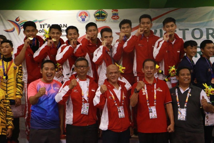 Tim Bulu tangkis Indonesia kawinkan emas di nomor beregu putra dan putri. Setelah diginal Ahad (21)7) mengalahkan Malaysia di partai Final yang berlangsung di Universitas Semarang. 
