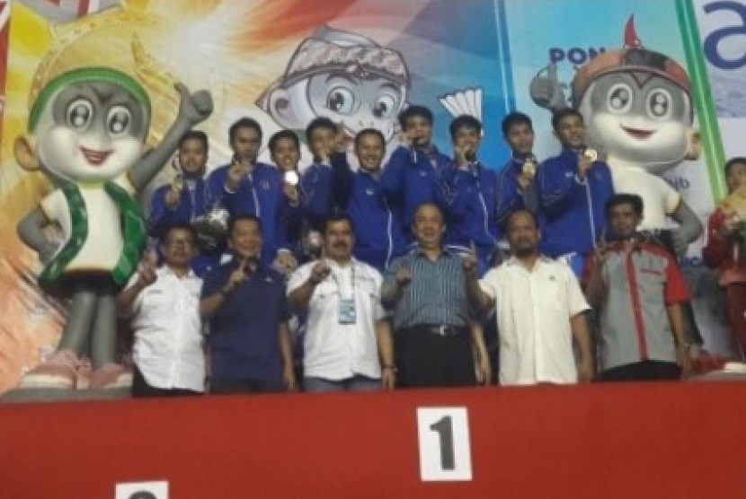 Tim bulu tangkis putra Jawa Barat meraih medali emas PON XIX 2016.