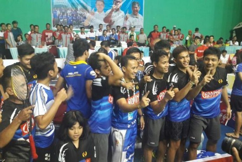 Tim bulu tangkis putra Jawa Barat merayakan kemenangan atas Jawa Timur (Jatim) seusai laga final beregu, Jumat (23/9).