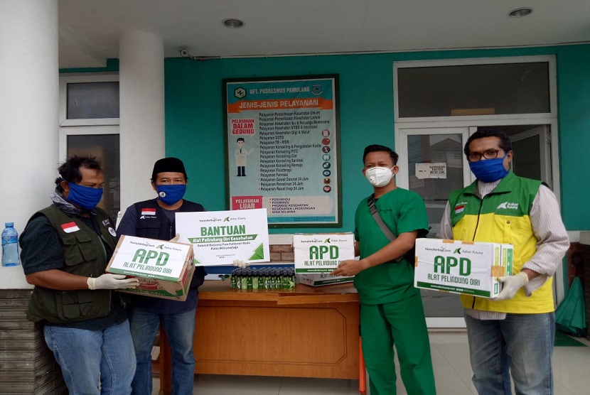 Tim Buser Covid-19 Yayasan Askar Kauny (YAK) membagikan paket alat pelindung diri (APD) di wilayah Jakarta, Bogor, Depok, Tangerang dan Bekasi, Rabu (15/4).
