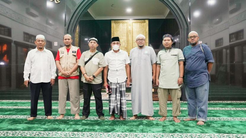 Tim BWA berfoto bersama dengan Gubernur Sumut Edy Rahmayadi (tengah)  di Masjid  Gubernur Sumut, Medan, Kamis (14/7/2022).