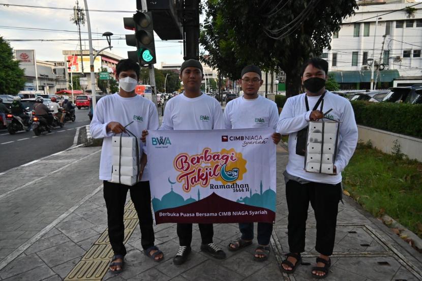 Tim BWA bersiap untuk menyalurkan paket takjil kepada para pencari nafkah di Jakarta, Selasa (11/4/2023).