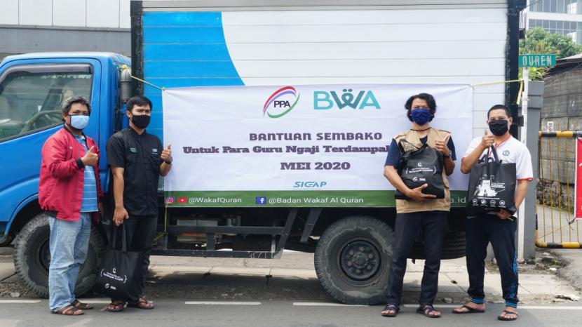 Tim BWA siap mengantarkan paket sembako untuk para guru ngaji di Mauk, Tangerang, Banten.