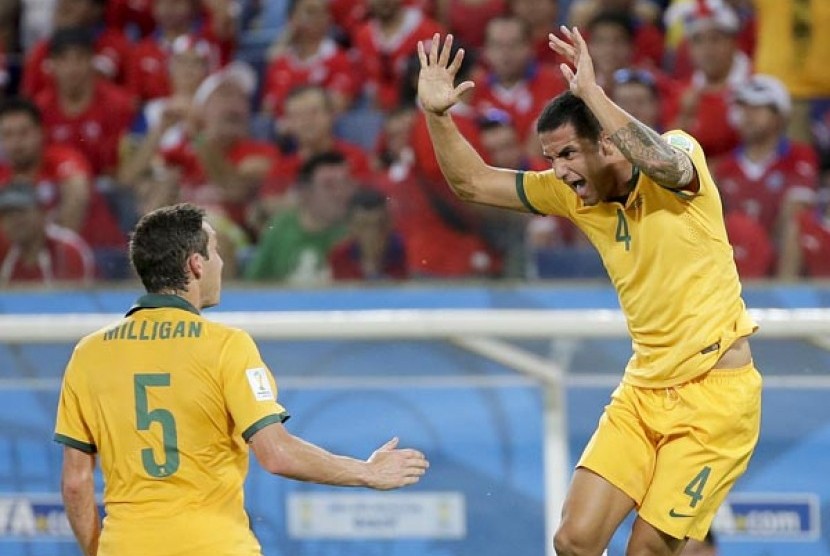 Tim Cahill (kanan) meluapkan kegembiraan setelah mencetak gol perdananya di Piala Dunia 2014. Dalam pertandingan itu Australia harus mengakui keunggulan Cile dengan skor 1-3. 