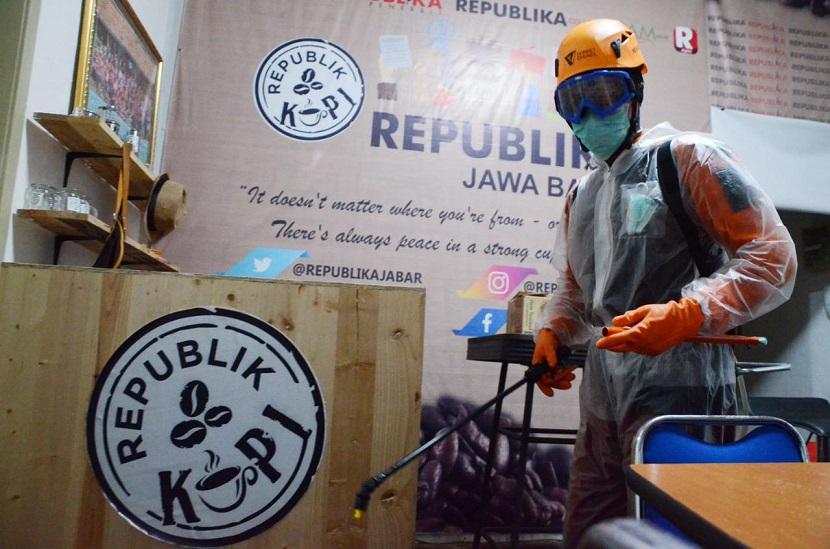 tim Cekal Corona Dompet Dhuafa Jabar melakukan sterilisasi fasilitas umum dan ibadah di Kota Bandung pada sejak Rabu (18/3).