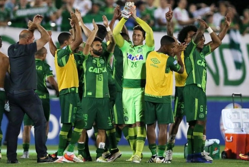 The entire Chapecoense team were killed when a chartered flight crashed near the Colombian city of Medellin late on Monday night.
