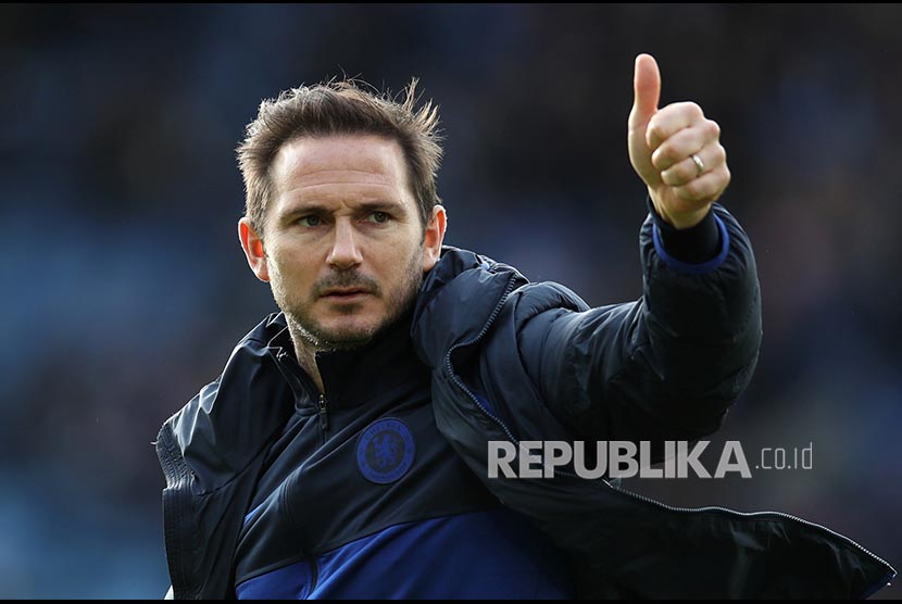 Manajer Chelsea Frank Lampard mengacungkan jempol usai laga Leicester City melawan Chelsea  di King Power Stadium, Leicester, Inggris Sabtu (1/2)