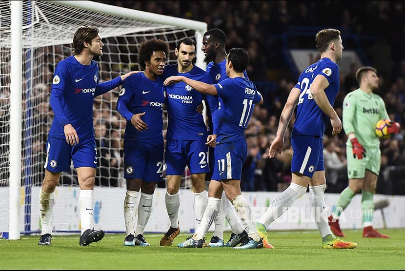 Tim Chelsea merayakan gol ke gawang Stoke City di Stamford Bridge Stadium, London, Sabtu (30/12)