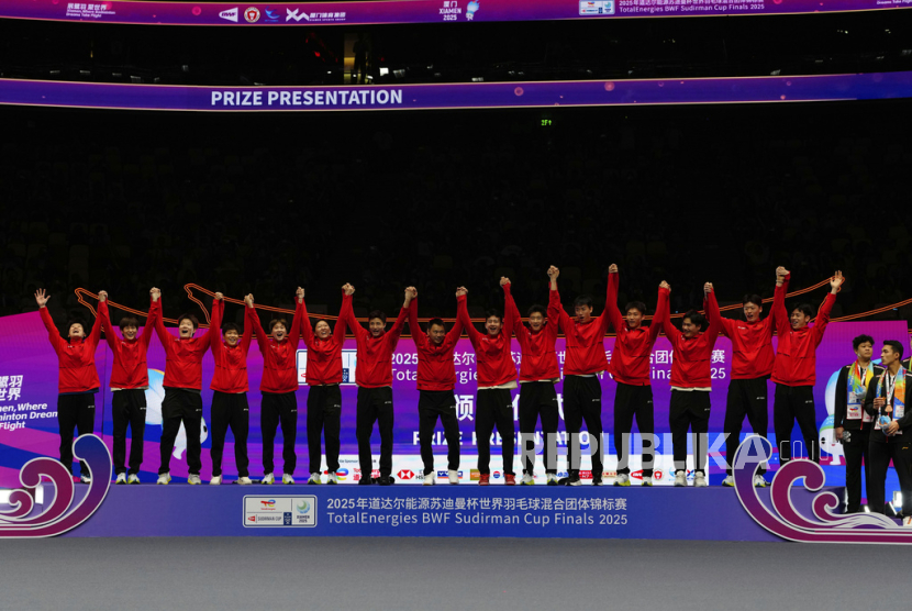 Tim China merayakan gelar juara Piala Sudirman 2025 setelah mengalahkan Korea Selatan dengan skor 3-1 pada final yang berlangsung di Xiamen Fenghuang Gymnasium, Xiamen, China, Ahad (4/5/2025).